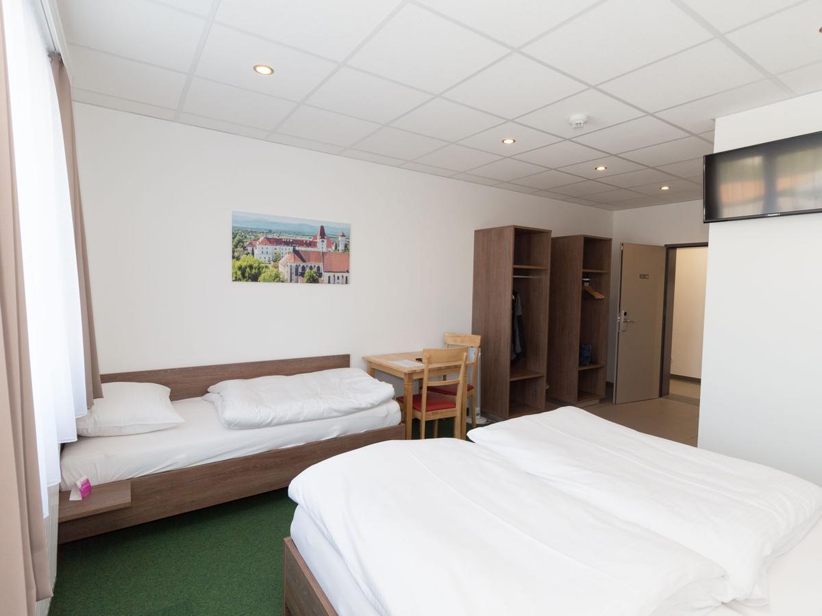 Winbudget "Bed&Breakfast" Wiener Neustadt Exterior photo