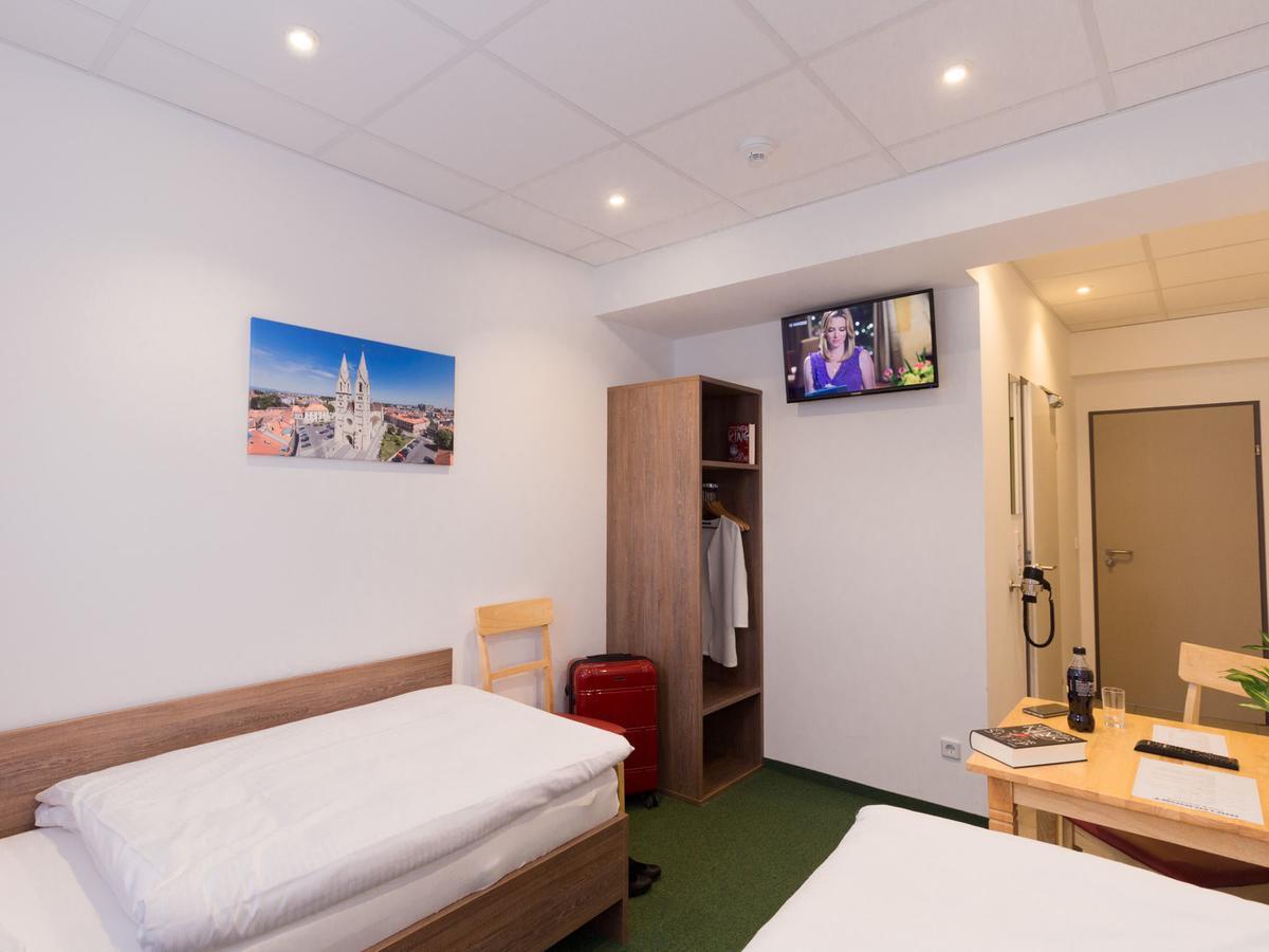 Winbudget "Bed&Breakfast" Wiener Neustadt Exterior photo