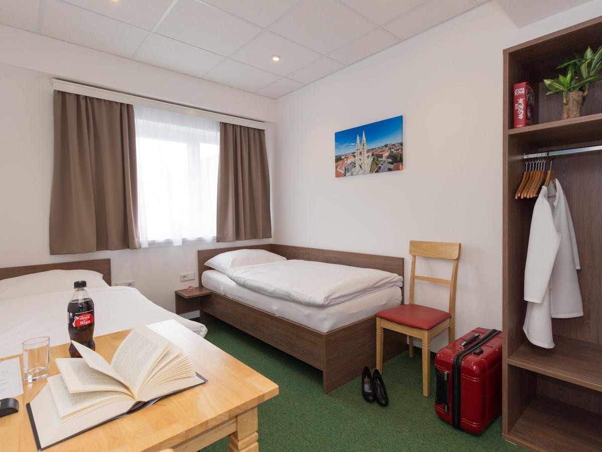 Winbudget "Bed&Breakfast" Wiener Neustadt Exterior photo