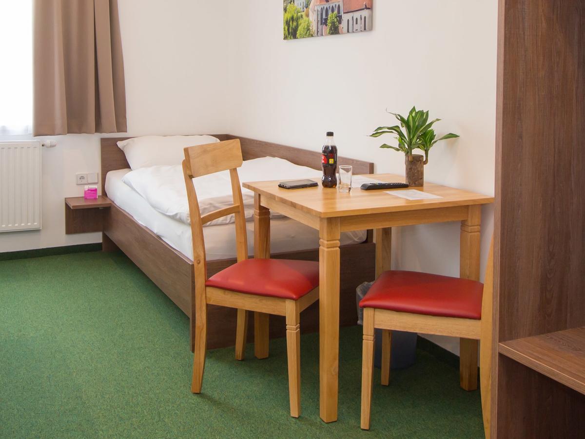 Winbudget "Bed&Breakfast" Wiener Neustadt Exterior photo